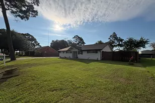 211 Staples Dr, Baytown, TX 77523 - Photo 2