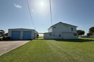 16 Trout St, Palacios, TX 77465 - Photo 4