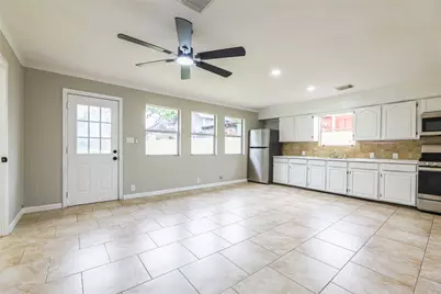 704 W Willis Street, Alvin, TX 77511 - Photo 4