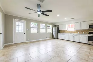 704 W Willis St, Alvin, TX 77511 - Photo 4
