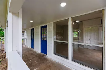 704 W Willis Street, Alvin, TX 77511 - Photo 2