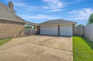 2503 Sarasota Dr, Friendswood, TX 77546 - Photo 2