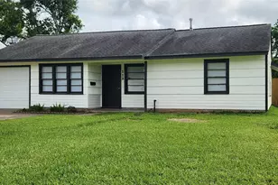 113 Laurel St, Lake Jackson, TX 77566 - Photo 2
