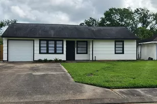 113 Laurel St, Lake Jackson, TX 77566 - Photo 1