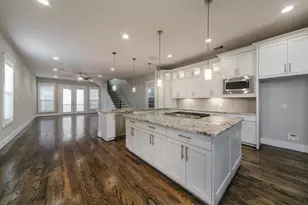 402 W 28th St, Houston, TX 77008 - Photo 2