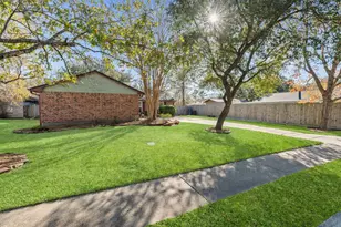 9806 Cassowary Dr, Conroe, TX 77385 - Photo 2