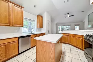 126 N Willow Point Cir, The Woodlands, TX 77382 - Photo 4
