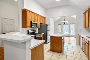 126 N Willow Point Cir, The Woodlands, TX 77382 - Photo 2