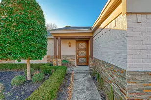 520 E Castle Harbour Dr, Friendswood, TX 77546 - Photo 2