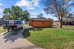 10 Shady Oaks Dr, Huntsville, TX 77320 - Photo 2