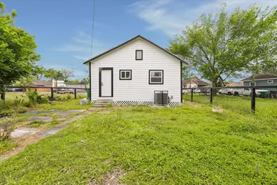 817 E 32nd Street, Houston, TX 77022 - Photo 2