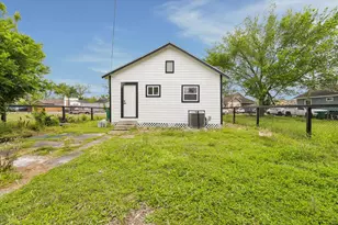 817 E 32nd St, Houston, TX 77022 - Photo 2