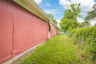 1421 N Ave S, Freeport, TX 77541 - Photo 8
