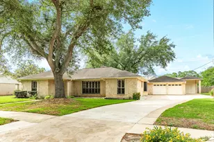 712 Browning St, Angleton, TX 77515 - Photo 2