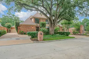 2 Hickory Shadows Dr, Houston, TX 77055 - Photo 2