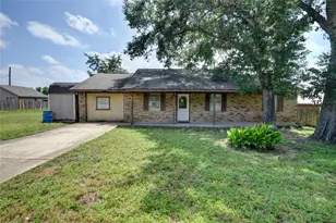 921 E 3rd St, Bellville, TX 77418 - Photo 2