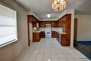 921 E 3rd St, Bellville, TX 77418 - Photo 8