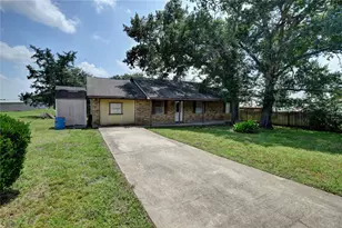 921 E 3rd St, Bellville, TX 77418 - Photo 2