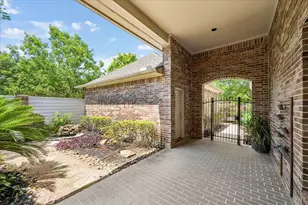 4510 Cypress Pond Ct, Houston, TX 77059 - Photo 2