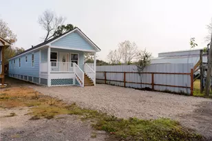 4425 7th St, Bacliff, TX 77518 - Photo 2
