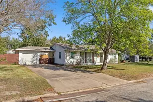804 Peach St, El Campo, TX 77437 - Photo 2