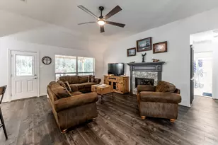 1977 Greentree Dr, Huntsville, TX 77340 - Photo 6