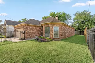 1613 Saulnier St, Houston, TX 77019 - Photo 2