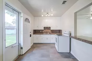 2206 15th Ave N, Texas City, TX 77590 - Photo 6