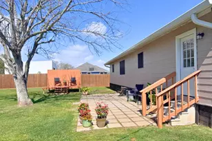 210 Cactus, Oyster Creek, TX 77541 - Photo 14