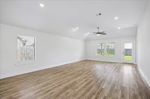 9830 N Goshawk Trl, Conroe, TX 77385 - Photo 2
