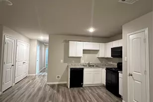 627 W Live Oak St, Angleton, TX 77515 - Photo 4
