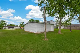 109 Queens Ct, Baytown, TX 77520 - Photo 20