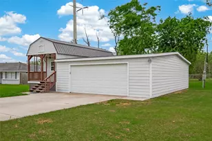 109 Queens Ct, Baytown, TX 77520 - Photo 6