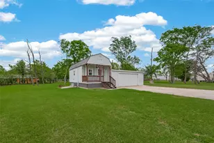 109 Queens Ct, Baytown, TX 77520 - Photo 2