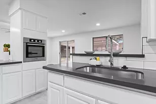 322 E Edgebrook Dr, Houston, TX 77034 - Photo 10