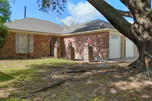 2205 Buchanan Dr, Baytown, TX 77520 - Photo 4
