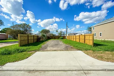 142 Flamingo Bight S, Baytown, TX 77523 - Photo 2
