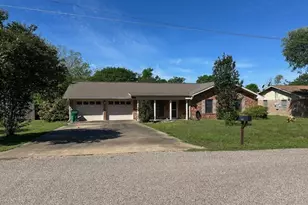 201 Heath Ave, Madisonville, TX 77864 - Photo 2