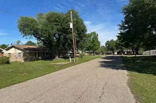 201 Heath Ave, Madisonville, TX 77864 - Photo 6