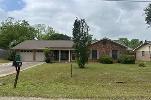 201 Heath Ave, Madisonville, TX 77864 - Photo 1
