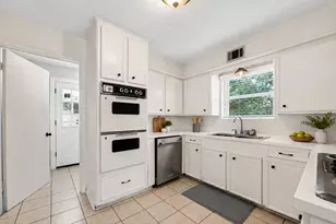 811 Thicket Ln, Houston, TX 77079 - Photo 10