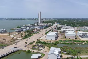 29 Cmdr. Runco Ln, Taylor Lake Village, TX 77586 - Photo 4