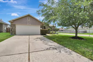 114 Mustang Stampede Dr, La Marque, TX 77568 - Photo 2