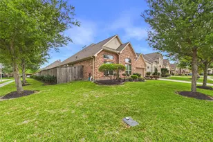 2323 Darden Springs Ln, Friendswood, TX 77546 - Photo 2