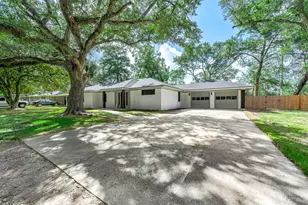 717 Cedar Lawn Dr, Alvin, TX 77511 - Photo 2