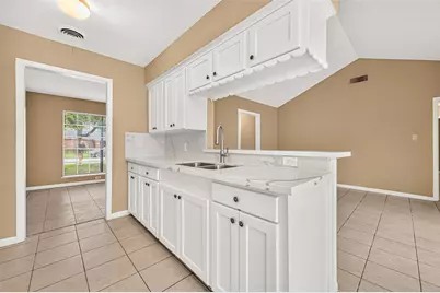 214 Crest Hill Drive, Conroe, TX 77301 - Photo 10