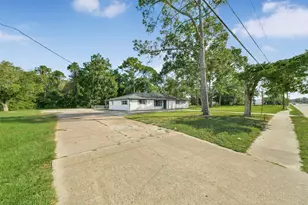 319 E South St, Alvin, TX 77511 - Photo 2