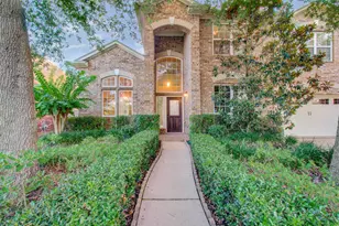 302 Trillium Dr, Sugar Land, TX 77479 - Photo 2