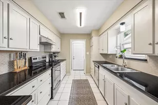 807 W Galveston St, League City, TX 77573 - Photo 2