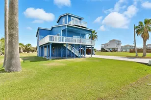 3917 3rd St, Galveston, TX 77554 - Photo 2